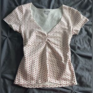 new shirt tags ripped off!
never worn
white shirt with red heart print top